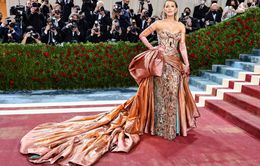 Blake Lively mang "ánh hào quang" đến thảm đỏ Met Gala 2022