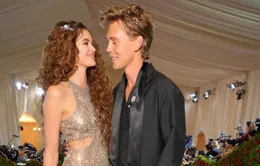 Kaia Gerber và Austin Butler công khai tình cảm trên thảm đỏ Met Gala 2022