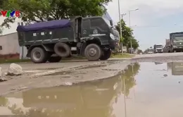 Quảng Ngãi: Xe chở đất đá hoành hành vùng giáp ranh