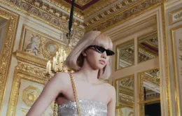 Lisa (BLACKPINK) trình diễn thời trang, thần thái chuyên nghiệp như người mẫu