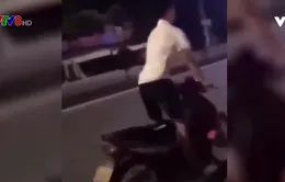 Truy tìm nam thanh niên buông hai tay điều khiển xe máy ở Quảng Nam