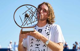 Stefanos Tsitsipas giành danh hiệu đầu tiên trên mặt sân cỏ