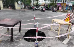 "Hố tử thần" rộng gần 1m xuất hiện giữa đường phố Hà Nội