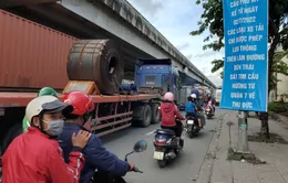 Sửa cầu Phú Mỹ, xe container ùn ứ dữ dội