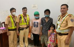 CSGT TP Hồ Chí Minh giúp em bé bị lạc tìm được người thân