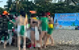 Phạt 400.000 đồng vụ du khách cởi áo ngực chơi team building ở Cửa Lò