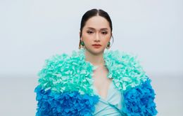 Hương Giang catwalk trên bờ biển, khoe thần thái “chị đại” trong show Xuân Lan