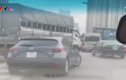 Hai ô tô "chèn ép" nhau trên đường Vành đai 3 Hà Nội
