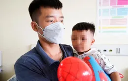 Bé trai 3 tuổi bị bạo hành, nhốt vào tủ đông đã xuất viện