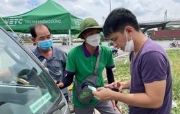 TP Hồ Chí Minh: Tài xế đổ xô đi dán thẻ thu phí không dừng