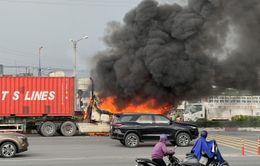 Người dân hỗ trợ dập lửa khi xe container bốc cháy nhưng bất thành