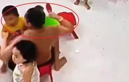 Đình chỉ cơ sở mầm non có cô giáo hất cùi chỏ vào mặt bé trai 3 tuổi