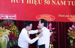 Nguyên Chủ tịch nước Trương Tấn Sang nhận Huy hiệu 50 năm tuổi Đảng