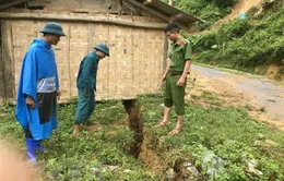 Xuất hiện vết nứt dài hàng trăm mét tại Nghệ An