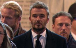 David Beckham rơi nước mắt khi nhìn quan tài của Nữ hoàng sau khi xếp hàng suốt 13 giờ