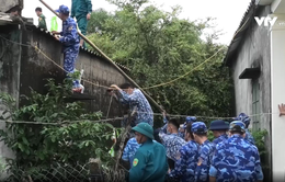 Vùng Cảnh sát biển 2 chằng chống nhà cửa, đưa người dân đến nơi tránh trú an toàn