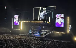 Elton John bày tỏ lòng kính trọng tới Nữ hoàng tại buổi hòa nhạc ở Toronto