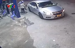Những chiêu trò đổ xăng quỵt tiền nhân viên