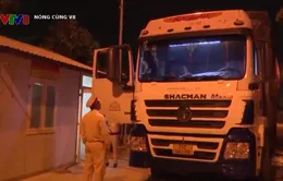 Lái xe chở quá tải, chống đối cảnh sát Giao thông