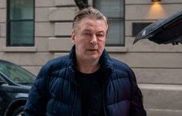 Vụ nổ súng chết người trên phim trường: Alec Baldwin được bãi bỏ một cáo buộc