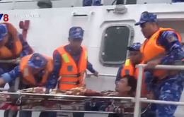 Tàu Cảnh sát biển 2012 cấp cứu ngư dân bị tai biến trên biển