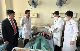 Thứ trưởng Bộ Y tế Trần Văn Thuấn thăm nạn nhân vụ tai nạn giao thông tại Quảng Nam