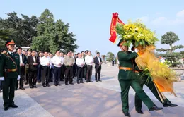 Thủ tướng dâng hương tượng đài Bác Hồ và kiểm tra công trình mở rộng thủy điện Hòa Bình