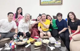 Hồng Diễm và đồng nghiệp tới thăm NSND Công Lý, Hoa hậu Thùy Tiên dạo phố Hồ Gươm