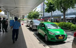 Kiến nghị giảm mức thu phí taxi tại sân bay Tân Sơn Nhất