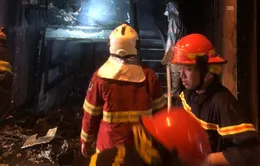 Hà Nội: Cứu nhiều người mắc kẹt trong đám cháy lúc nửa đêm