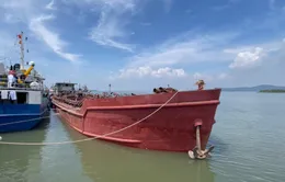 Cảnh sát biển tạm giữ tàu chở 50 mét khối cát không rõ nguồn gốc