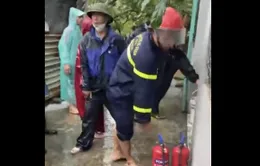 Nhanh chóng chữa cháy nhà dân giữa vùng nước ngập