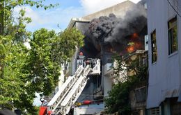 Quảng Ngãi: Cháy lớn thiêu rụi cửa hàng nhựa