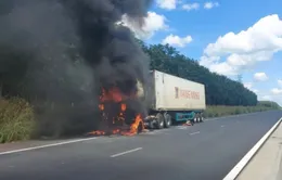 Xe container bốc cháy dữ dội trên Cao tốc Phan Thiết - Dầu Giây