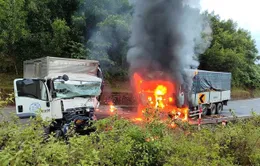 Quảng Nam: Xe tải bốc cháy dữ dội sau va chạm