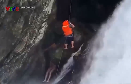 Giải cứu du khách bị mắc kẹt giữa thác nước
