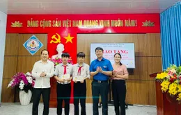 Trao huy hiệu tuổi trẻ dũng cảm cho học sinh cứu người