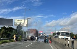 Xe container bị cháy rụi trên cao tốc TP Hồ Chí Minh - Long Thành - Dầu Giây