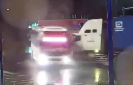 Thiếu quan sát khi qua nút giao, xe container tông vào xe khách