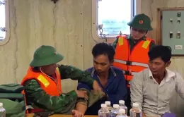 Thừa Thiên Huế: Cứu hộ 2 thuyền viên gặp nạn trên biển