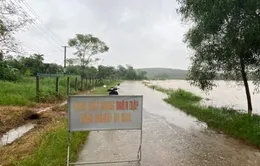 Mưa lớn gây ngập lụt tại Thừa Thiên Huế, nhiều huyện miền núi ở Quảng Ngãi bị sạt lở