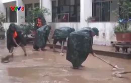 Bộ đội giúp dân ứng phó với mưa lũ