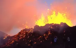 Những hố tử thần liên tiếp xuất hiện, nguy cơ núi lửa tàn phá thị trấn ở Iceland