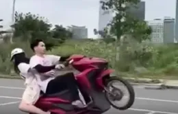 Nam thanh niên không đội mũ bảo hiểm, bốc đầu xe máy ở TP Hồ Chí Minh