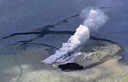 Núi lửa phun trào tạo ra hòn đảo mới ở Nhật Bản
