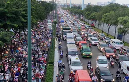 Cửa ngõ sân bay Tân Sơn Nhất ùn tắc sau tai nạn