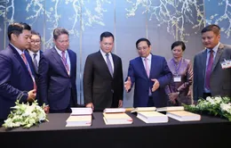 Thủ tướng tặng sách của Tổng Bí thư cho Thủ tướng Campuchia Samdech Hun Manet