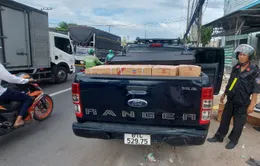 Xe bán tải chở 300 chai rượu ngoại không có hóa đơn