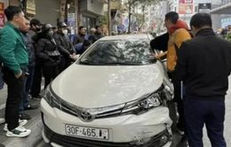 Hà Nội: Va chạm giữa ô tô con và xe máy, 5 người trong một gia đình bị thương