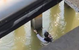 Cứu hộ thanh niên ngã từ cầu Long Biên xuống sông Hồng khi đang chụp ảnh
